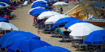 Ομπρέλες και ξαπλώστρες στην παραλία του Αγίου Σπυρίδωνα στην Κέρκυρα (φωτ.: EUROKINISSI / Γιώργος Κονταρίνης)