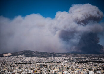 Μεγάλο σύννεφο καπνού από την πυρκαγιά στην Πάρνηθα όπως φαίνεται από την Αθήνα (φωτ.: ΑΠΕ-ΜΠΕ / Λίλια Αγάθου)