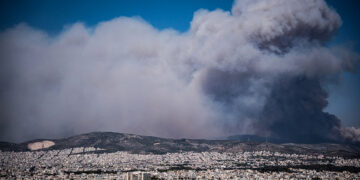 Μεγάλο σύννεφο καπνού από την πυρκαγιά στην Πάρνηθα όπως φαίνεται από την Αθήνα (φωτ.: ΑΠΕ-ΜΠΕ / Λίλια Αγάθου)
