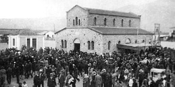 Πάσχα στον προσφυγικό συνοικισμό της Νέας Ιωνίας, 1927
(φωτ. ΥΠΠΟΑ / Συλλογή Δημήτρη Κωνσταντάρα-Σταθαρά)