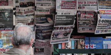Εφημερίδες κρεμασμένες σε περίπτερο (φωτ.: αρχείο EUROKINISSI / Κώστας Τζούμας)