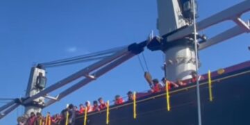 Οι μετανάστες επάνω στο φορτηγό πλοίο περιμένουν να μεταφερθούν από το Λιμενικό στη στεριά (φωτ.: YouTube)