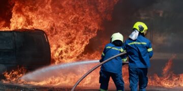 Πυροσβέστες επιχειρούν κατά της πυρκαγιάς (φωτ.: EUROKINISSI/Γιώργος Κονταρίνης)