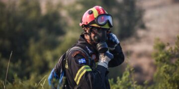 Πυροσβέστης ετοιμάζεται να συνδράμει στην κατάσβεση δασικής πυρκαγιάς (φωτ.: EUROKINISSI/Νάσος Σιμόπουλος)