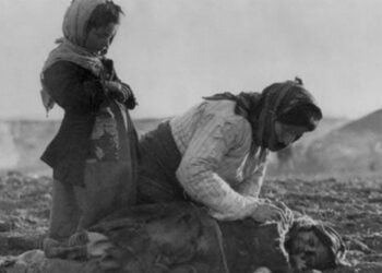 Άλλη μία εμβληματική φωτογραφία του Armin Wegner από τη Γενοκτονία των Αρμενίων, η οποία ωστόσο στο πέρασμα του χρόνου ταυτίστηκε με όλα τα τραγικά γεγονότα της περιόδου εκείνης, όλες τις γενοκτονίες που διέπραξαν οι κεμαλικοί