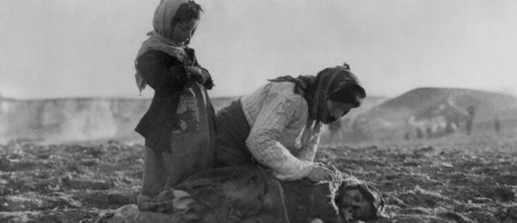 Άλλη μία εμβληματική φωτογραφία του Armin Wegner από τη Γενοκτονία των Αρμενίων, η οποία ωστόσο στο πέρασμα του χρόνου ταυτίστηκε με όλα τα τραγικά γεγονότα της περιόδου εκείνης, όλες τις γενοκτονίες που διέπραξαν οι κεμαλικοί
