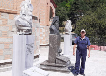 Ο γλύπτης μπροστά από τις προτομές που φιλοτέχνησε (φωτ.: facebook / Γιώργος Κικώτης)