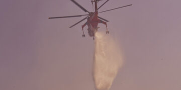 Πυροσβεστικό ελικόπτερο ρίχνει νερό  (φωτ. αρχείου: ΑΠΕ-ΜΠΕ / Ευάγγελος Μπουγιώτης)