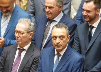 Ο Βασίλης Στίγκας (κάτω δεξιά) με βουλευτές του κόμματός του κατά την ορκωμοσία της νέας Βουλής (φωτ.: EUROKINISSI / Γιώργος Κονταρίνης)