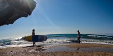 Σέρφερ στην παραλία Αλμυρού στην Κέρκυρα (φωτ. αρχείου: EUROKINISSI/Γιώργος Κονταρίνης)