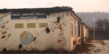 Το δημοτικό σχολείο της Παλαγίας μετά την επέλαση της φωτιάς (φωτ.: ΜΟΤΙΟΝΤΕΑΜ/Βασίλης Βερβερίδης)