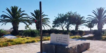 Ο σπασμένος σταυρός στον τάφο του Νίκου Καζαντζάκη (φωτ.: ΕΡΤ)