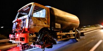 Το καμένο βυτιοφόρο απομακρύνθηκε από το σημείο, αφού πρώτα άδειασε εντελώς από το υγραέριο που μετέφερε (φωτ.: EUROKINISSI)