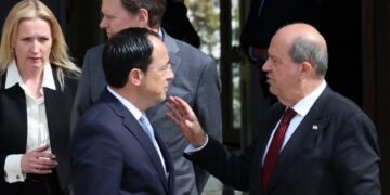 Από αριστερά, ο πρόεδρος της Κυπριακής Δημοκρατίας Νίκος Χριστοδουλίδης συνομιλεί με τον ηγέτη της τ/κ κοινότητας Ερσίν Τατάρ, τον περασμένο Φεβρουάριο στην Κύπρο(φωτ.: ΑΠΕ-ΜΠΕ/ΚΥΠΕ/Κάτια Χριστοδούλου)