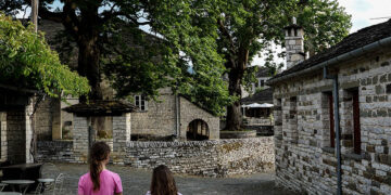 Δύο κορίτσια στο Πάπιγκο, στα Ζαγοροχώρια (φωτ.: EUROKINISSI / Αντώνης Νικολόπουλος)