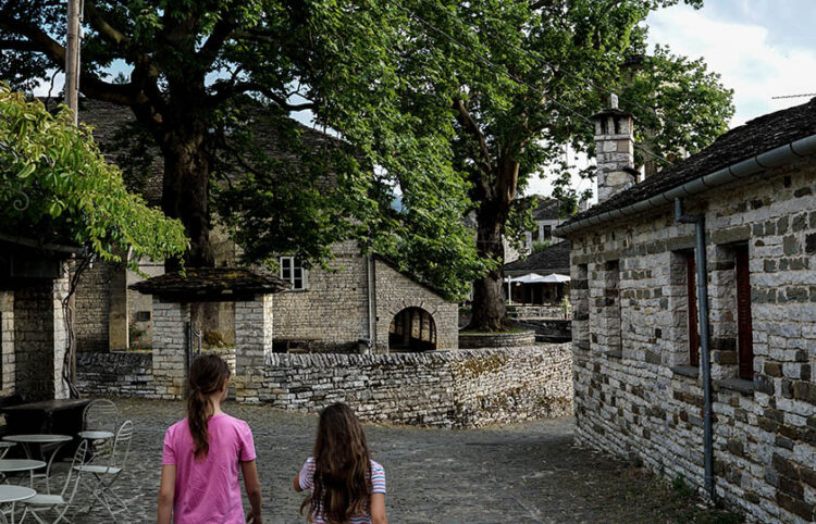 Δύο κορίτσια στο Πάπιγκο, στα Ζαγοροχώρια (φωτ.: EUROKINISSI / Αντώνης Νικολόπουλος)