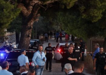 Εικόνα από την περιοχή της Αρτέμιδας, όπου χθες έγινε μαφιόζικη εκτέλεση με έξι νεκρούς (φωτ.: Θανάσης Δημόπουλος/ EUROKINISSI)