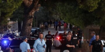 Εικόνα από την περιοχή της Αρτέμιδας, όπου χθες έγινε μαφιόζικη εκτέλεση με έξι νεκρούς (φωτ.: Θανάσης Δημόπουλος/ EUROKINISSI)