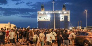 Εικόνα από τη χθεσινή διαμαρτυρία στο λιμάνι του Ηρακλείου, μπροστά από το πλοίο Blue Horizon (φωτ.: Στέφανος Ραπάνης / EUROKINISSI)