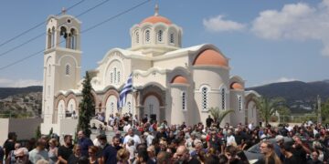 Πλήθος κόσμου στη νεκρώσιμη ακολουθία για τον 36χρονο Αντώνη Καργιώτη, στον Ιερό Ναό Ευαγγελιστρίας στον Άγιο Νικόλαο Κρήτης (φωτ.: Στέφανος Ραπάνης/ EUROKINISSI)