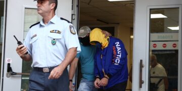 Εικόνα από τα Δικαστήρια Πειραιά, χθες, κατά την αποχώρηση των κατηγορουμένων (φωτ.: Βασίλης Ρεμπάπης/ EUROKINISSI)