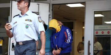 Ένας από τέσσερις κατηγορούμενους για το θάνατο του 36χρονου Αντώνη Καρυώτη βγαίνει από την εισαγγελία Πειραιά  όπου οδηγήθηκε για να απολογηθεί, Σάββατο 9 Σεπτεμβρίου 2023 (φωτ.: Eurokinissi/Βασίλης Ρεμπάπης)