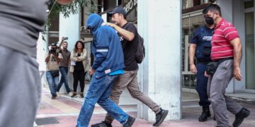 Ένας από τέσσερις κατηγορούμενους για το θάνατο του 36χρονου Αντώνη Καρυώτη βγαίνει από την εισαγγελία Πειραιά  όπου οδηγήθηκε για να απολογηθεί, Σάββατο 9 Σεπτεμβρίου 2023 (φωτ.: Eurokinissi/Βασίλης Ρεμπάπης)