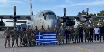 Μέλη της ελληνικής αποστολής ανθρωπιστικής βοήθειας στη Λιβύη φωτογραφίζονται μπροστά στο  C-130 του στρατού λίγο πριν την απογείωσή του από την αεροπορική βάση Ελευσίνας (φωτ.: geetha.mil.gr)