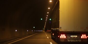 Φορτηγό κινείται σε σήραγγα στην Εγνατία Οδό (φωτ. αρχείου: Eurokinissi/Νίκος Καλλιάρας)