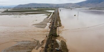 Νερό, παντού νερό. Όλα τα έχει καλύψει το νερό... (φωτ.: Αντώνης Νικολόπουλος / EUROKINISSI)