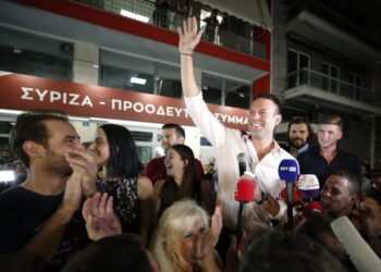 Ο Στέφανος Κασσελάκης χαιρετά τον κόσμο που έχει συγκεντρωθεί έξω από τα γραφεία του ΣΥΡΙΖΑ μετά την νίκη του στις εσωκομματικές εκλογές που τον ανέδειξαν νέο πρόεδρο του κόμματος (φωτ.: ΑΠΕ-ΜΠΕ/Αλέξανδρος Βλάχος)