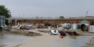 Η εικόνα από τη Νέα Λεύκη στη Λάρισα 
μόλις που δίνει μια ιδέα για την κατάσταση που επικρατεί στους δρόμους στη Θεσσαλία (φωτ.: Λεωνίδας Τζέκας/EUROKINISSI)