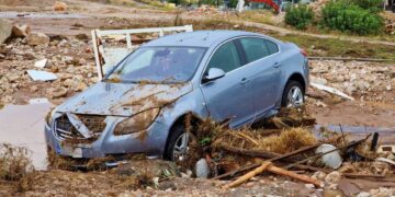 Αυτοκίνητο σε δρόμο που έχει γεμίσει με φερτά υλικά από την έντονη βροχόπτωση στη Λαμία (φωτ.: ΑΠΕ-ΜΠΕ/ Άρης Μαρτάκος)