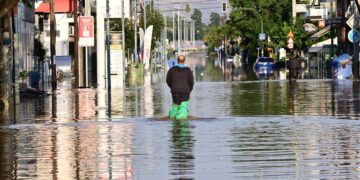 Κάτοικος διασχίζει με σακούλες στα πόδια πλημμυρισμένο δρόμο της Λάρισας, Σάββατο 9 Σεπτεμβρίου 2023 (φωτ.:Eurokinissi/Μιχάλης Καραγιάννης)