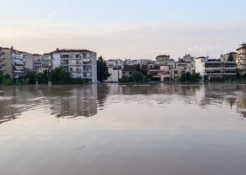 Σημερινή εικόνα από γειτονιά της Λάρισας (φωτ.: Λεωνίδας Τζέκας/ EUROKINISSI)