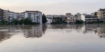 Σημερινή εικόνα από γειτονιά της Λάρισας (φωτ.: Λεωνίδας Τζέκας/ EUROKINISSI)