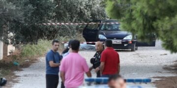 Στιγμιότυπο από τις χθεσινές έρευνες της αστυνομίας στο σημείο της εξαπλής δολοφονίας (φωτ.: EUROKINISSI/Θανάσης Δημόπουλος)