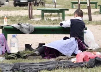 Αρμένιοι από το Ναγκόρνο Καραμπάχ στο δρόμο της προσφυγιάς (φωτ.: twitter.com/atatoyan)