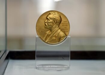 Το μετάλλιο που απονέμεται από τη Σουηδική Ακαδημία για το Βραβείο Νόμπελ (φωτ.: EPA/Mauricio Duenas Castaneda)
