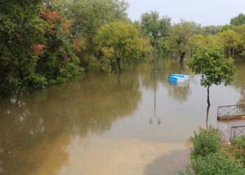 Υπερχείλιση του ποταμού Πηνειού – Στιγμιότυπο από τη Λάρισα (φωτ.: Eurokinissi/Λεωνίδας Τζέκας)