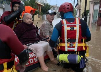 Πυροσβέστες απομακρύνουν από πλημμυρισμένη περιοχή ηλικιωμένους με φουσκωτή βάρκα (φωτ.: twitter.com/pyrosvestiki)