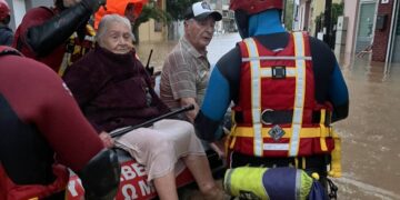 Πυροσβέστες απομακρύνουν από πλημμυρισμένη περιοχή ηλικιωμένους με φουσκωτή βάρκα (φωτ.: twitter.com/pyrosvestiki)