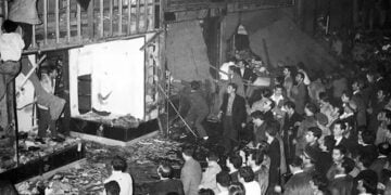 Ο όχλος λεηλατεί κατάστημα στο Πέρα (φωτ.: αρχείο Fahri Çoker / Εκδόσεις Ιδρύματος Ιστορίας)