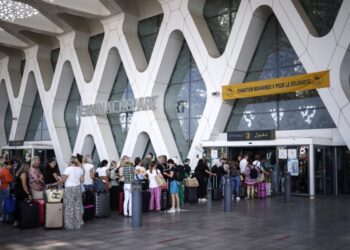 Τουρίστες περιμένουν στο αεροδρόμιο του Μαρακές για να επιβιβαστούν σε αεροσκάφη που θα τους φέρουν πίσω στις πατρίδες τους μετά τον ισχυρό σεισμό των 6,8 βαθμών της κλίμακας Ρίχτερ (φωτ.: EPA/Yoan Valat)