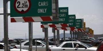 Αυτοκίνητα σχηματίζουν ουρά στα διόδια (φωτ. αρχείου: ΑΠΕ-ΜΠΕ/Γιάννης Κολεσίδης)