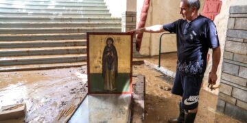 Η εικόνα της Αγίας Παρασκευής καθαρίζεται από τις λάσπες (φωτ.: EUROKINISSI/Λεωνίδας Τζέκας)