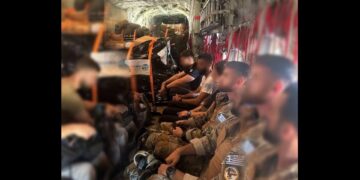 Τα μέλη της ελληνικής ανθρωπιστικής αποστολής των Ενόπλων Δυνάμεων στο αεροσκάφος που τους μετέφερε στη Λιβύη (φωτ.: Χ/ΓΕΕΘΑ)