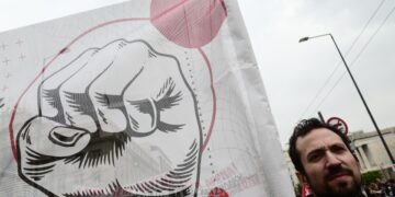 Πανό σε απεργιακή συγκέντρωση στο Σύνταγμα (φωτ.: EUROKINISSI/Τατιάνα Μπόλαρη)