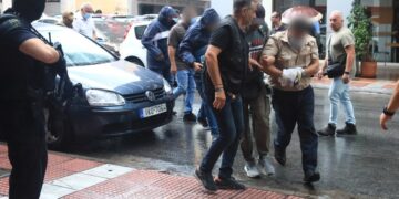 Στον εισαγγελέα Πειραιά θα απολογηθούν το Σάββατο οι συλληφθέντες για το έγκλημα στο Blue Horizon (φωτ.: Γιάννης Παναγόπουλος/ EUROKINISSI)