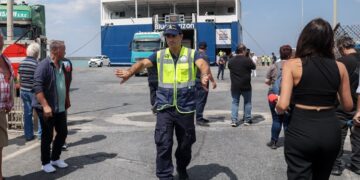 Λιμενικός  απομακρύνει τον κόσμο από το λιμάνι του Ηρακλείου όπου μόλις έχει δέσει το Blue Horizon, ερχόμενο από τον Πειραιά (φωτ.: EUROKINISSI/Στέφανος Ραπάνης)